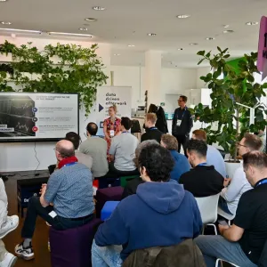 Gruppe von Menschen, die einem Vortrag zuhören